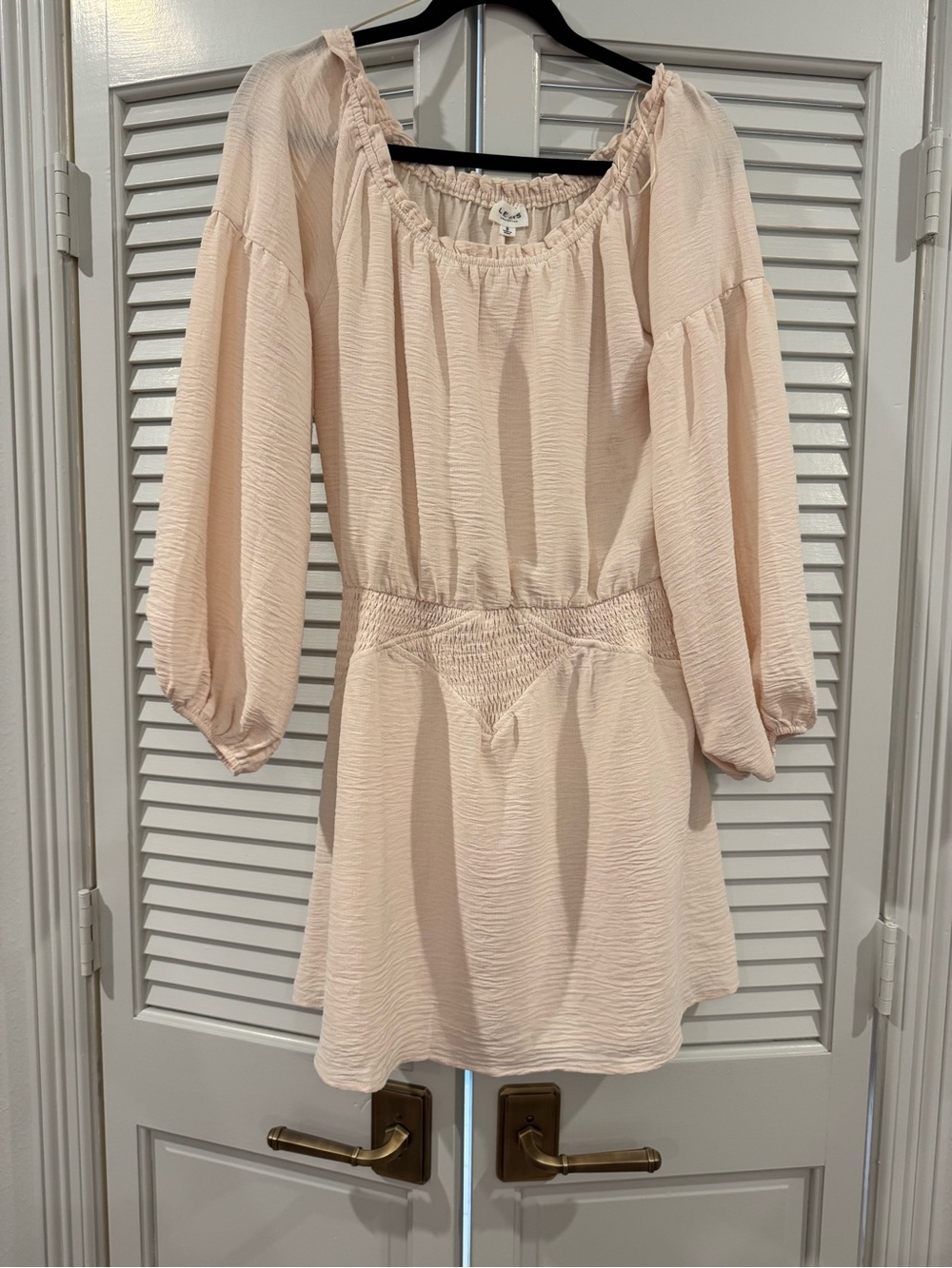 Lelis odd the shoulder dress in Creme